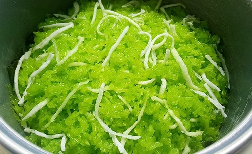 Cook-delicious-sticky-rice-leaves